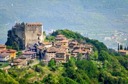 Castello di Tenno borgo del Trentino vicino al ...