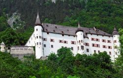 Il bianco Castello di Tratzberg: espressione del gotico tirolese - Il Castello di Tratzberg, situato tra Jenbach e la vicina Schwatz, si può definire come il gioiello di arte e architettura ...