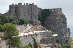 Castello di Venere a Erice, Trapani (Sicilia). Questa fortezza di fattura normanna risale al XII° secolo. Sorge su una rupe isolata nell'angolo sud-orientale della vetta del monte Erice.
 ...