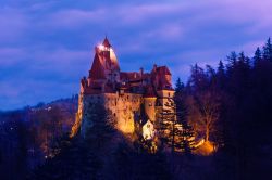 Vampiri o no, ecco il castello di Dracula a Bran in Transilvania di notte - © Sergey Novikov  / Shutterstock.com