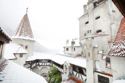 Il castello di Vlad III di Valacchia (Vlad Tepes) in Transilvania sotto la neve - © Mikadun / Shutterstock.com