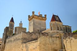 Castello ducale di Uzes, Francia. Posizionato nel centro, il castello è circondato da un intreccio affascinante di strette viuzze tortuose - © djama - Fotolia.com