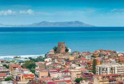 Il Castello e il borgo medievale di Brolo, sulla costa nord orientale della Sicilia - © Andrew Mayovskyy/ Shutterstock.com