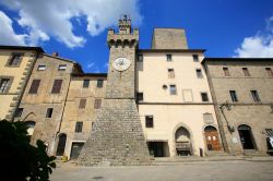 Castello, il cuore del Borgo di Santa Fiora con la Torre dell'Orologio