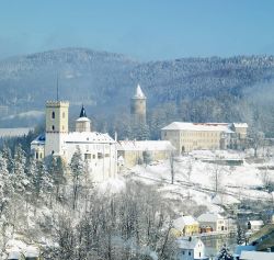 Inverno a Rozmberk nad Vltavou, con il castello innevato, Repubblica Ceca. Imbiancata dalla neve questa località ceca accoglie nei mesi invernali con temperature che possono scendere ...