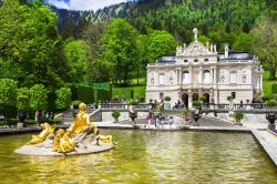 Castello di Linderhof, Oberammergau in Baviera. E' il più piccolo dei tre castelli fatti costruire da re Ludovico II° di Baviera nonchè l'unico che il sovrano riuscì ...