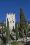 Castello medievale nella città vecchia di Arco, Trentino. Questa fortezza militare domina l'intera valle dell'Altogarda: in origine il castello fu un borgo fortificato difeso ...