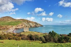 Castello di Minard sulle colline di Dingle, Irlanda. Fra i luoghi da non perdere durante una visita alla penisola di Dingle c'è anche il castello di Minard con le sue rovine. In questa ...