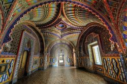 La Sala dei Pavoni nel Castello di Sammezzano (comune di Reggello, Toscana). È evidente qui lo stile moresco che ispira le decorazioni e la struttura dell'edificio.