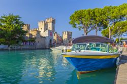 Il Castello Scaligero di Sirmione sul Lago di Garda in Lombardia - © Thomas Hecker / Shutterstock.com