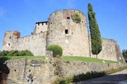Il castello storico di Gorizia, Friuli Venezia Giulia, Italia. Adagiata sull'altura che sovrasta la cittadina, questa fortezza risale all'XI° secolo e offre una vista spettacolare ...