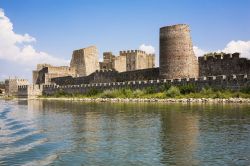 Il magnifico castello di Smederevo in Serbia: la sua cittadella è composta da ben 25 torri e venne costruita in appena 3 anni, dal 1427 al 1430 - © Branko Jovanovic/ Shutterstock.com ...