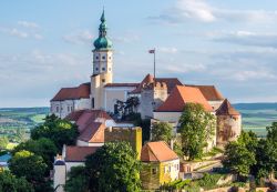 Castello sulla collina di Mikulov, Repubblica Ceca. Costruito nel XIII° secolo e poi ristrutturato nei secoli successivi, questo maniero dall'attuale aspetto barocco domina dalla cima ...