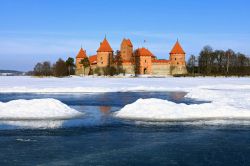 I laghi ghiacciati attorno al Castello di Trakai d'inverno - © JBDesign / Shutterstock.com