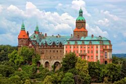 Una vista complessiva del castello di Ksiaz. Nei tunnel sotterranei del castello pare sia stato rinvenuto il treno carico d'oro dei nazisti, di cui da molti anni si raccontava l'esistenza ...