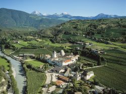 Valle dell'Isarco vicino a Bressanone: l'Abbazia di Novacella, una delle più importanti delle Alpi.