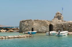 Il Castello Veneziano di Naoussa o Kasteli a Paros, Grecia. Anche se di dimensioni piuttosto ridotte, questa costruzione difensiva era decisamente importante in quanto dominava tutto il golfo ...
