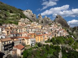 Castelmezzano è un celebre borgo della Basilicata, in posizione panoramica sulle Dolomiti Lucane. E' qui che si svolge il celebre Volo dell'Angelo, la discesa adrenalinica che ...