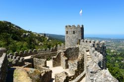 Il Castelo dos Mouros domina la città di Sintra (Portogallo), a circa 30 km nord-ovest dalla capitale Lisbona - foto © jiawangkun / Shutterstock.com
