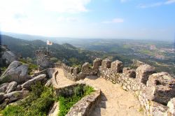 Castelo Dos Mouros, Sintra: il castello fu costruito nel IX secolo dagli Arabi, prima di essere occupato da Dom Alfonso Henriques nel XII secolo - foto © Sergei Aleshin / Shutterstock.com
 ...