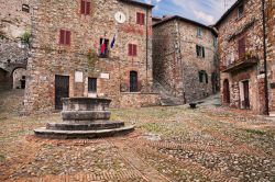 Castiglione d'Orcia, provincia di Siena: una piazza del borgo medievale della Toscana