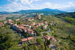 Il borgo di Castiglione d'Orcia immerso nella campagna toscana in provincia di Siena.
