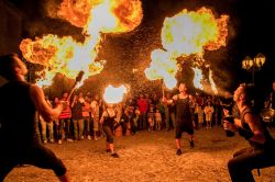 Castignano, Marche: il Templaria Festival ad agosto, Uno spettacolo di Saltimbalchi e mangiafuoco  - © www.templaria.it/