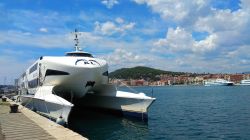 Catamarano che collega Spalato con Hvar, l'isola di Lesina in Croazia