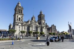 Una mattinata in Plaza de la Constitución - lo Zócalo - di Città del Messico con il consueto viavai di persone sul marcipede di fronte alla Catedral Metropolitana - ...