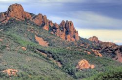 La Catena dell'Esterel nei dintorni di Frejus, Costa Azzurra, Francia. A cavallo fra i dipartimenti del Varo e delle Alpi Marittime, questo massiccio montuoso a forma ovaleggiante si protende ...