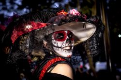 Ragazza tradizonalmente vestita da Catrina, uno scheletro con sombrero, per la sfilata del Giorno dei Morti a Città del Messico.
