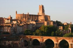 La Cattedrale di Santa Cecilia domina lo skyline del centro storico di Albi (Occitanie).