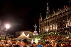 I mercatini di Natale sotto la Cattedrale di Aachen (Aquisgrana) - © Matyas Rehak / Shutterstock.com