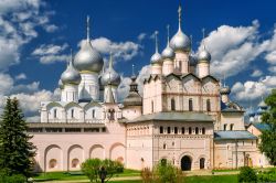Cattedrale dell'Assunzione a Rostov Velikij, Russia - Costruita sull'area di una primitiva chiesa di Rostov, questa maestosa chiesa si presenta con una forma quattro-cinquecentesca coronata ...