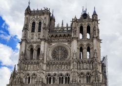 La cattedrale cattolica di Nostra Signora di Amiens, Piccardia, Francia. Dal 1981 è patrimonio Unesco. Gruppi scultorei e decorazioni impreziosiscono la facciata di questo splendido esempio ...