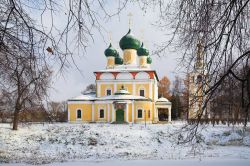 La cattedrale della Trasfigurazione nel Cremlino di Uglich, Russia. L'edificio religioso riprende l'archetipo della chiesa ortodossa. La facciata chiara è caratterizzata da alcune ...