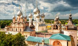 La cattedrale dell'Assunzione e la chiesa della Resurrezione nel Cremlino di Rostov-on-Don, Russia. Questa località ha origini molto antiche e conserva ancora un notevole fascino ...
