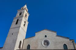La parte superiore della facciata e il campanile della Cattedrale (chiesa di Santa Maria Assunta) di Andria, Puglia.