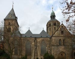 Cattedrale di Hameln, Germania. Già abbazia di monaci agostiniani, il duomo cittadino, oggi chiesa protestante, è un bell'edificio costruito in epoche diverse con forme romaniche ...