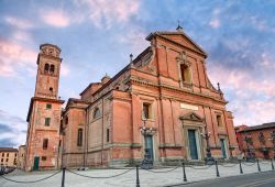  La Cattedrale di Imola dedicata a San Cassiano - © ermess / Shutterstock.com