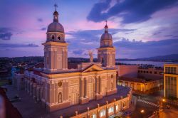 La cattedrale di Nuestra Señora de la Asunción in una foto serale a Santiago de Cuba.