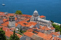 Il bianco della pietra della Cattedrale di San Giacomo spicca in mezzo al rosso dei tetti di Sibenik e al blu del Mare Adriatico della Croazia.
