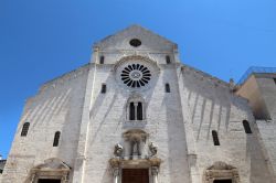 La cattedrale di San Sabino a Bari, Puglia, Italia. A pochi passi dal castello di Bari sorge questo imponente edificio religioso che conserva importanti reperti archeologici.
