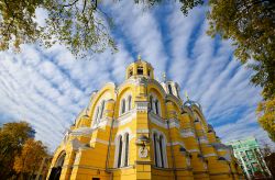 La cattedrale di San Vladimiro a Kiev, Ucraina. Una pittoresca immagine dell'edificio religioso scattata sotto un cielo coperto di nuvole.


