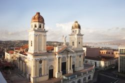 La cattedrale di Santiago de Cuba e, sullo sfondo, la baia della città.