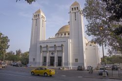La cattedrale di St. Louis a Dakar, Senegal. E' stata costruita sul sito di un antico cimitero musulmano e consacrata dal cardinale Jean Verdier nel febbraio 1936. A progettarla fu l'architetto ...