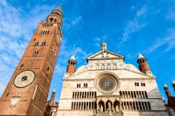 La spettacolare Cattedrale e campanile, il complesso del Duomo di Cremona in Lombardia - © UMB-O / Shutterstock.com