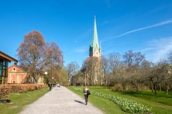 Cattedrale e campanile di Linkoping, Svezia: realizzata in stile gotico, questa maestosa chiesa è caratterizzata da grandi vetrate - © Rolf_52 / Shutterstock.com