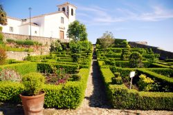 Cattedrale e giardini nel villaggio medievale di Marvao, Portogallo - © InnaFelker / Shutterstock.com