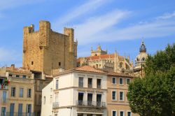 Cattedrale e Municipio di Narbona, cittadina nel sud della Francia.

